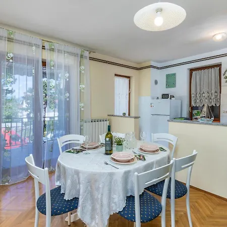 1 Bedroom Lovely In Apartman Rijeka